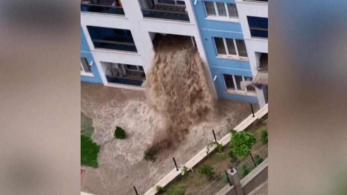 Voda se valí z oken bytovek. Záběry bleskových záplav v Ankaře